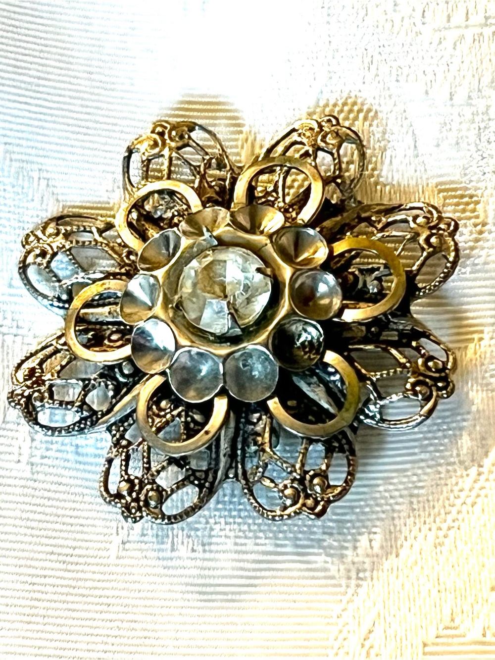 ✨ Vintage Mid-Century Gold Filigree Rhinestone Flower Brooch Pin ✨